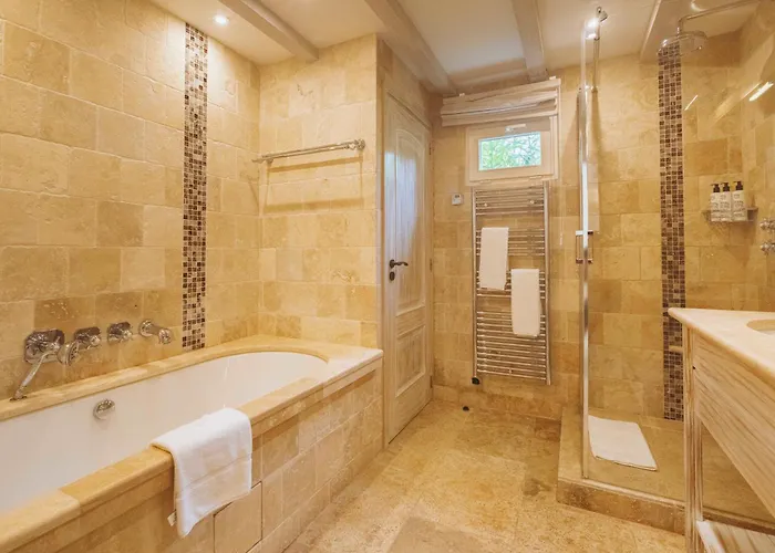 Otel La Bastide Des Salins 4*