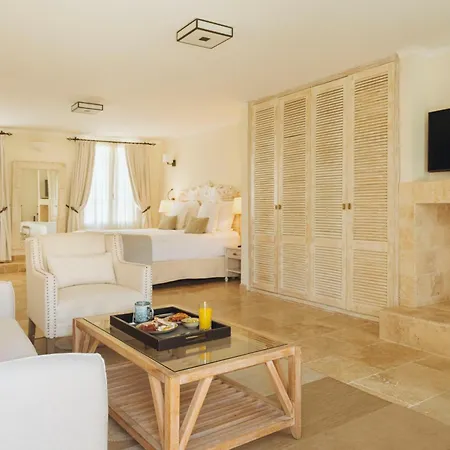 Hotel La Bastide Des Salins