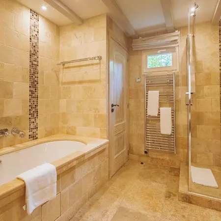 Готель La Bastide Des Salins 4*