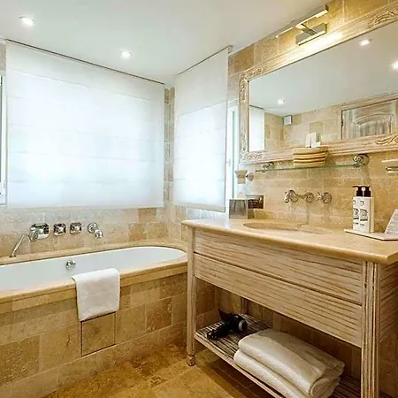 Готель La Bastide Des Salins 4*