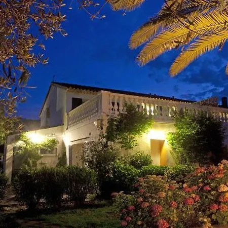 Готель La Bastide Des Salins 4*