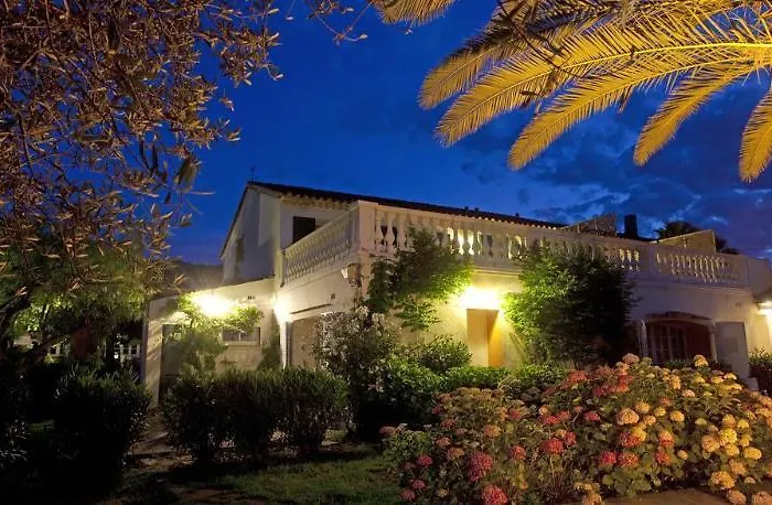 Hotel La Bastide Des Salins 4*