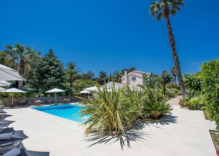 Готель La Bastide Des Salins 4*